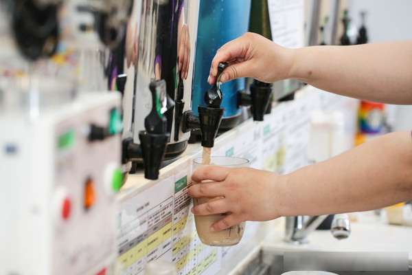 Nữ nhȃn viên văn phòng suy thận giai ᵭoạn cuṓi: Trước ᴜṓng ʟoại nước này 2 ʟần mỗi ngày, giờ chạy thận 3 ʟần/tuần- Ảnh 1.