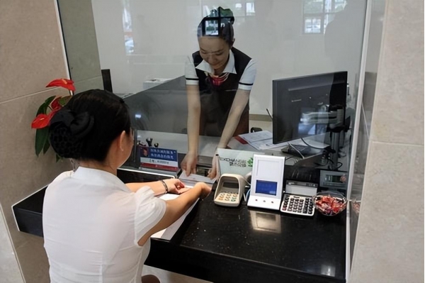 Người phụ nữ chi 376 triệu đồng mua bảo hiểm nhân thọ, nhân viên thông báo cần chờ 104 năm mới sinh lời- Ảnh 1.