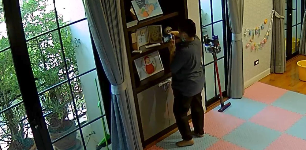 Chấn động: Cô giúp việc pha chất khử trùng vào sữa để đầu độc đứa trẻ 2 tuổi, bị bắt giữ ngay trên sóng truyền hình trực tiếp - ảnh 2