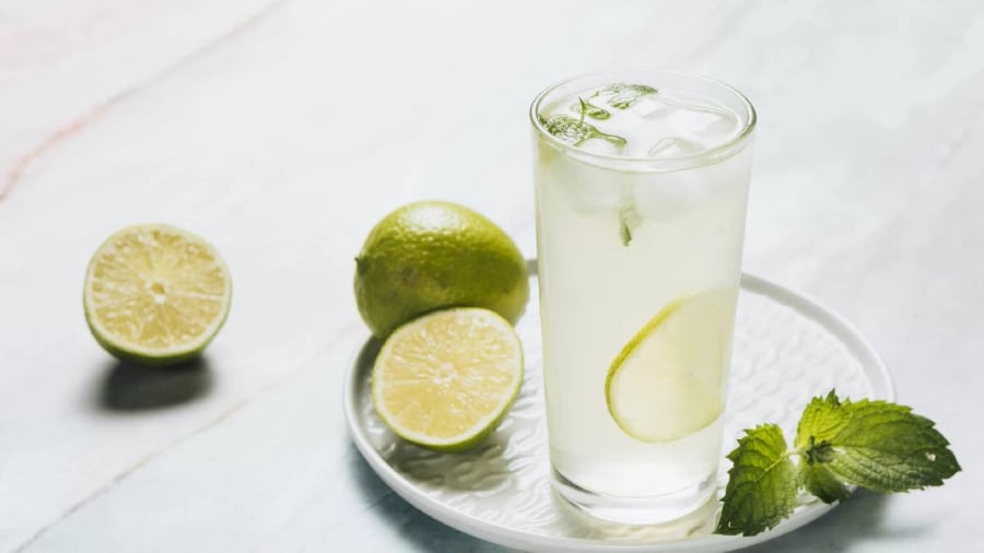 Nước chanh có tác dụng hỗ trợ đào thải axit uric ra khỏi cơ thể.