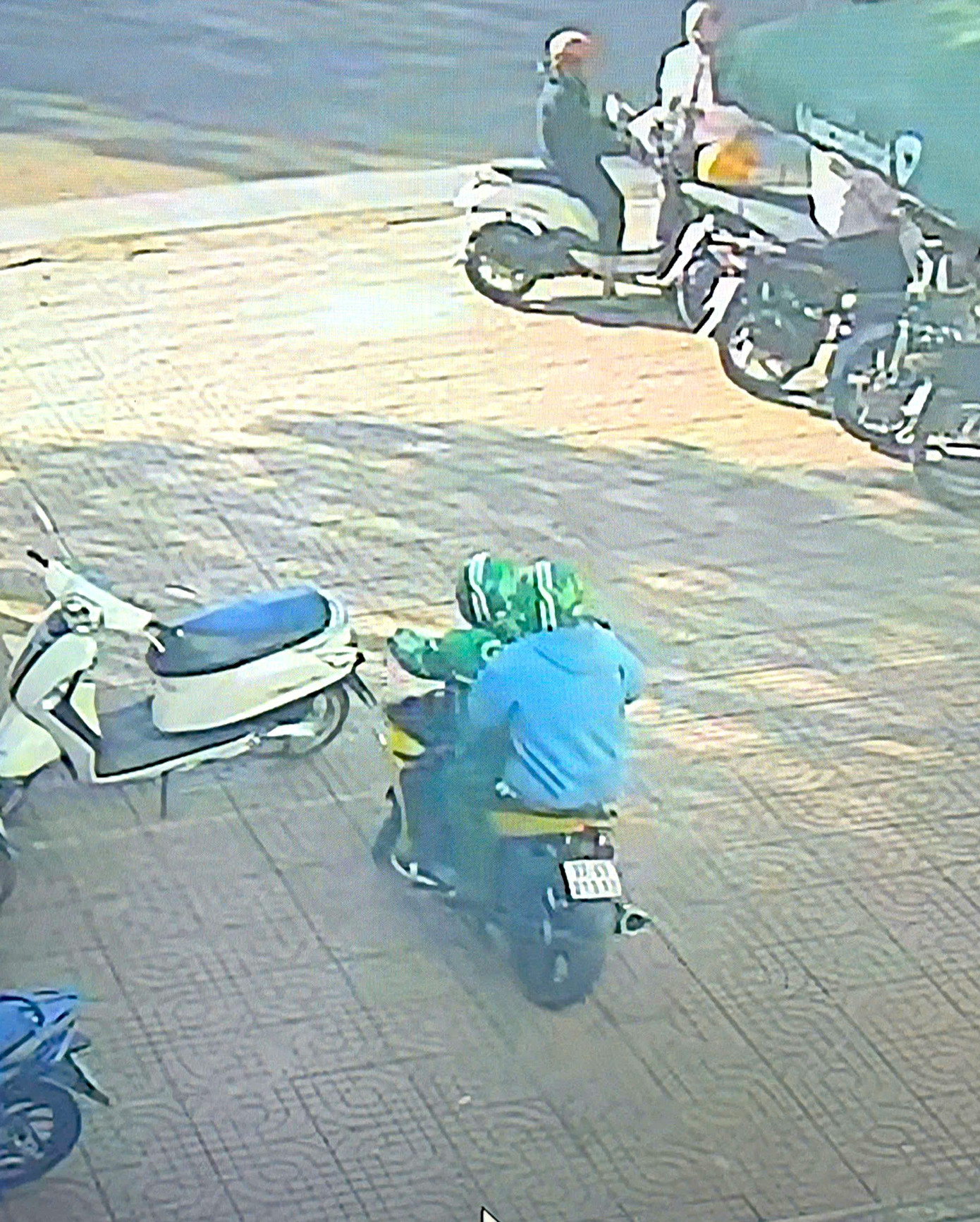 Công an tỉnh Gia Lai thông tin về số tiền bị hai đối tượng nghi cầm súng cướp ngân hàng- Ảnh 2.