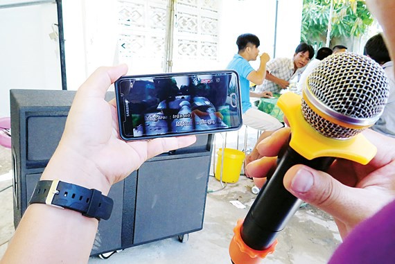 Coi chừng mất Tết vì hát karaoke tại nhà: Mức phạt cao nhất năm 2026 lên tới 160 triệu đồng- Ảnh 1.