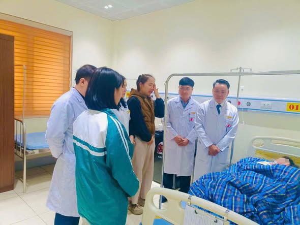 Cháu V.T.T đang được điều trị tại Trung tâm Y tế khu vực Văn Yên. Ảnh: Văn Đức 