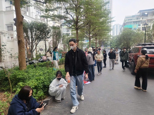 Người lao động đứng hàng giờ trước cổng biệt thự nhà Hoàng Hường để đòi lương. Ảnh: Minh Hạnh 