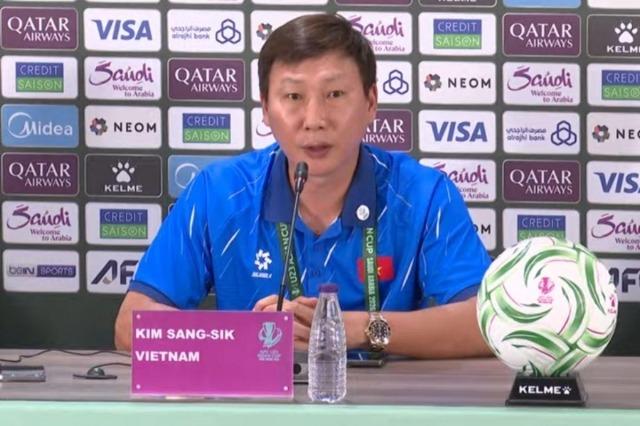 Chỉ một câu nói, HLV Kim Sang Sik khiến truyền thông Hàn Quốc phát sốt 781443