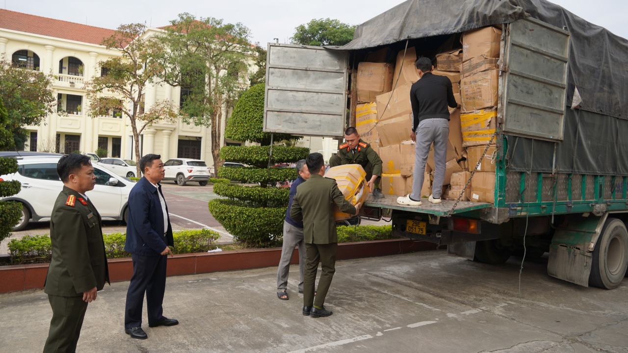 Buôn 25 tấn mỹ phẩm giả từ Trung Quốc, bán qua Facebook và Shopee thu lợi hàng chục tỉ đồng- Ảnh 3.