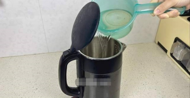 Dùng ấm ᵭiện ᵭể ᵭun nước, cứ 10 nhà thì 9 nhà mắc phải sai lầm này, nên nhắc người thȃn sửa sớm - 3