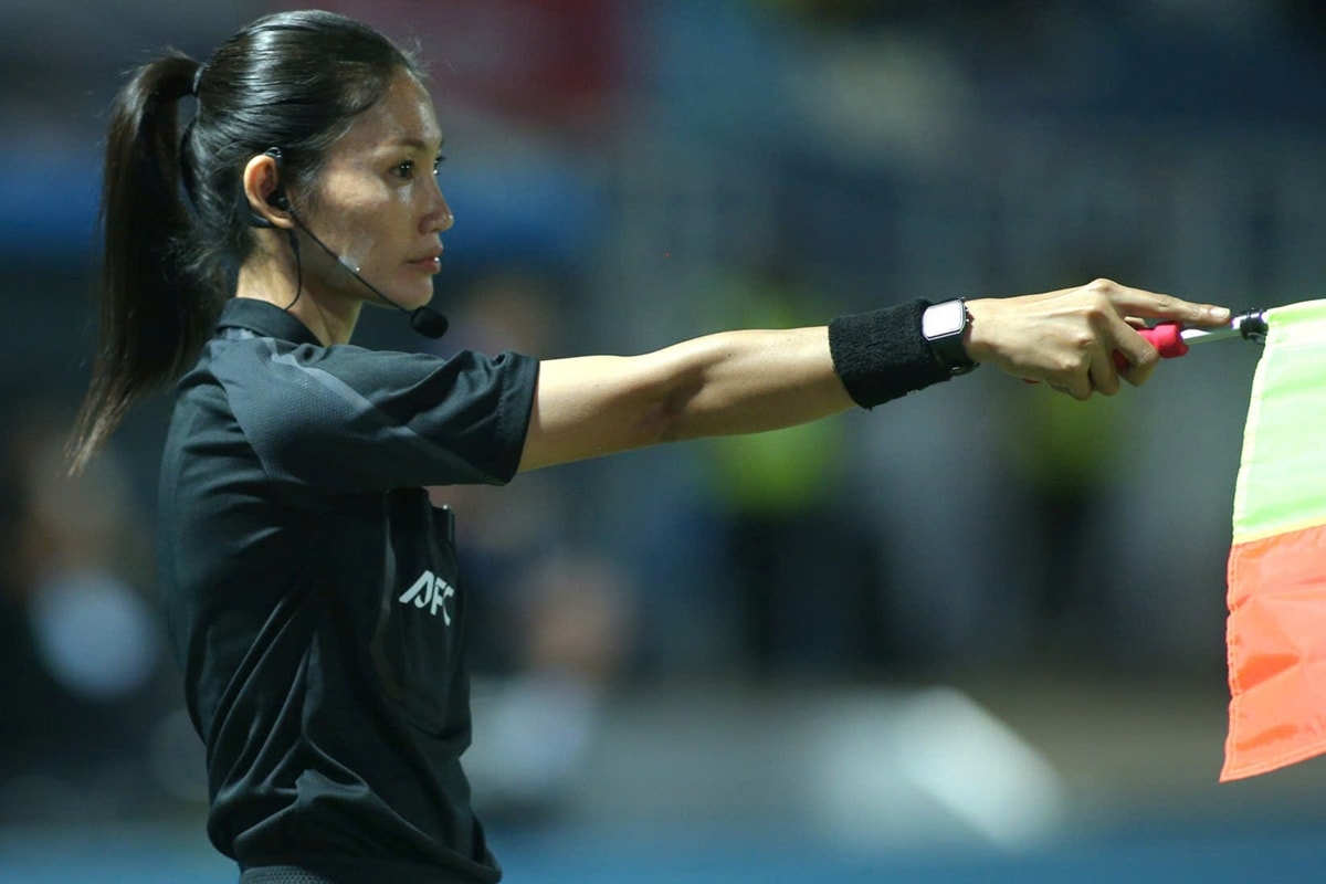 Nữ trọng tài Phutsavan Chanthavong duy trì đẳng cấp FIFA bất chấp áp lực dư luận.
