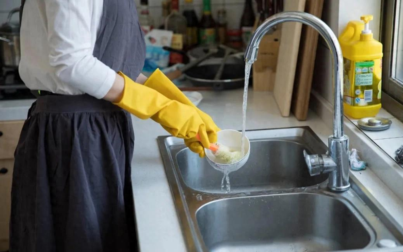 Rửa bát kiểu này chẳng khác nào "ăn thuốc độc": 4 thói quen sai lầm mà rất nhiều gia đình đang mắc phải- Ảnh 1.