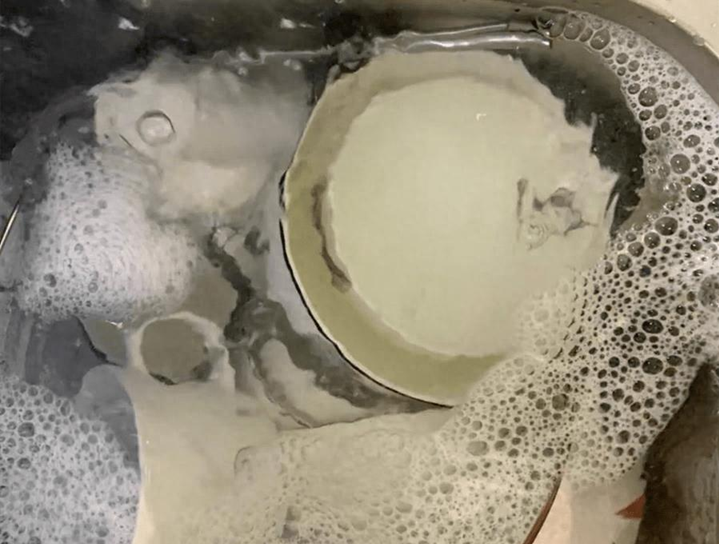 Rửa bát kiểu này chẳng khác nào "ăn thuốc độc": 4 thói quen sai lầm mà rất nhiều gia đình đang mắc phải- Ảnh 3.