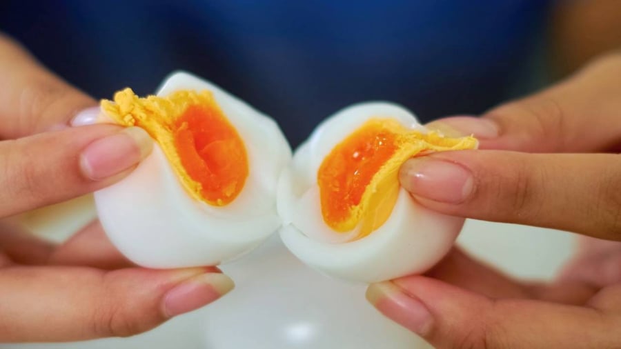 Người bị một số bệnh như tiểu đường, người đang sốt cao tốt nhất nên hạn chế ăn trứng.