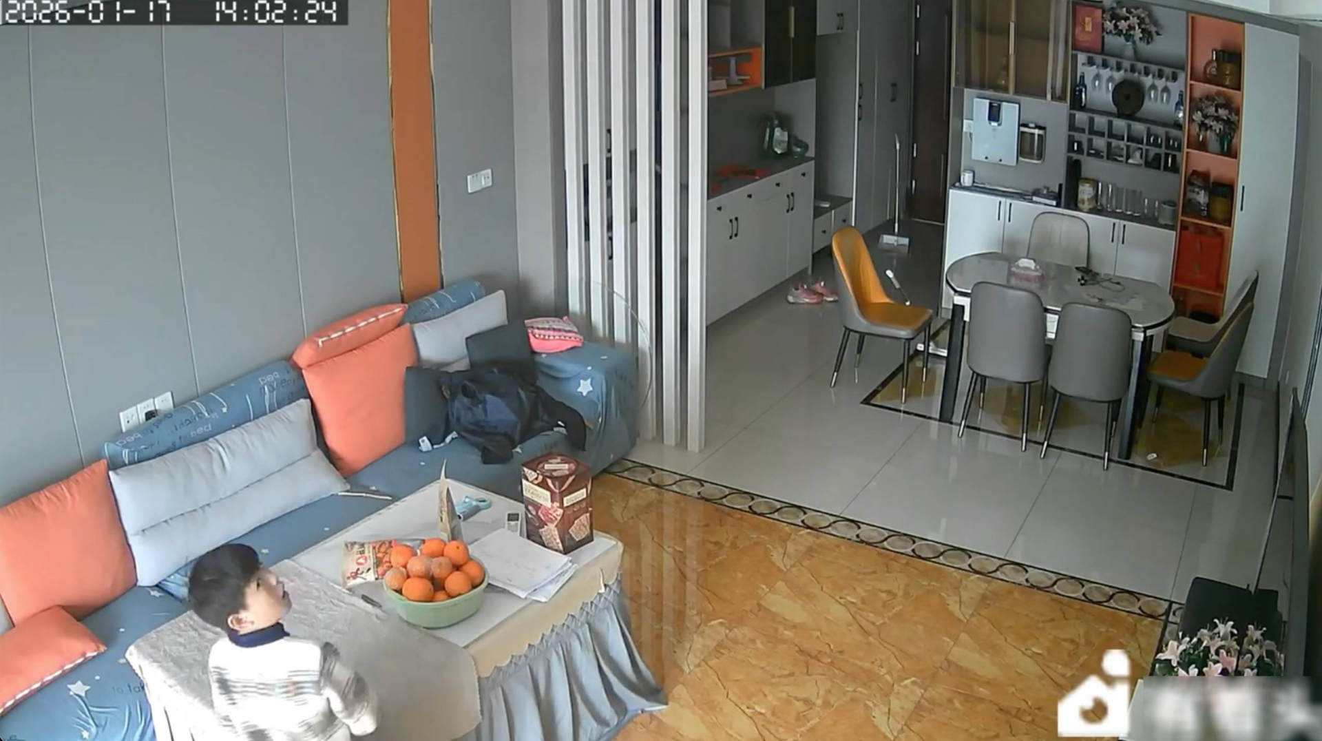 Xem xong cảnh này, ai còn dám an tâm khi lắp camera trong nhà?- Ảnh 2.