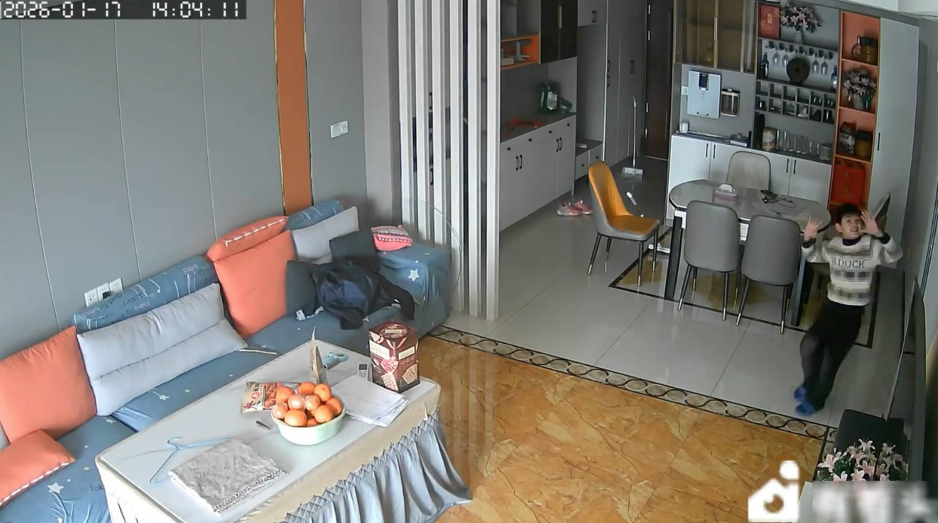 Xem xong cảnh này, ai còn dám an tâm khi lắp camera trong nhà?- Ảnh 3.