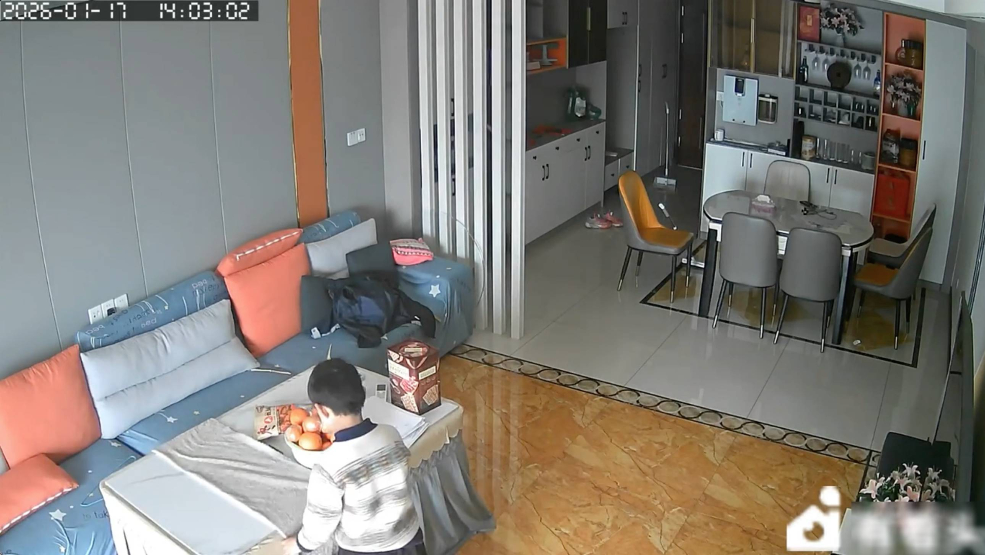 Xem xong cảnh này, ai còn dám an tâm khi lắp camera trong nhà?- Ảnh 1.