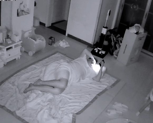 Xem xong cảnh này, ai còn dám ôm điện thoại lúc nửa đêm?- Ảnh 1.