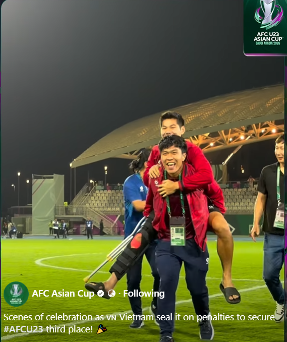 Cực xúc động: Lý Đức cõng Hiểu Minh xuống sân ăn mừng U23 Việt Nam đả bại Hàn Quốc 784074