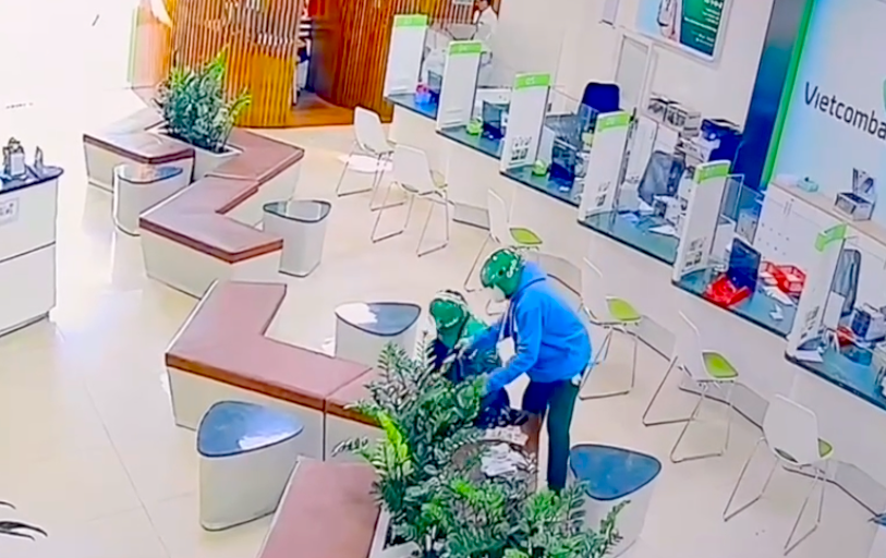 Công an tỉnh Gia Lai thông tin về số tiền bị hai đối tượng nghi cầm súng cướp ngân hàng- Ảnh 1.