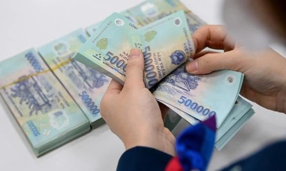 Tặng quà bằng tiền mặt 300.000 đồng/suất cho các đối tượng tại điểm n, o, p, q, r khoản 1 Điều 2. 