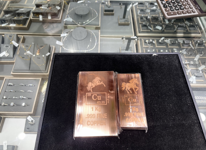 Hai mẫu đồng thỏi đang được bán tại một tiệm vàng trên đường Láng, Hà Nội. Ảnh: Phan Dương