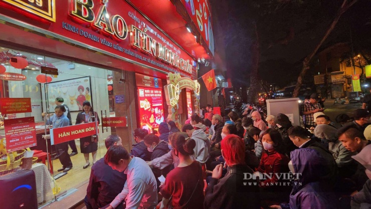 Đông nghịt người dân xếp hàng tại cửa hàng Bảo Tín Minh Châu (Trần Nhân Tông, Hà Nội) khi trời còn chưa sáng. Ảnh: Thái Nguyễn.