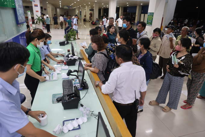 Bệnh nhân chờ khám bệnh tại Bệnh viện Ung Bướu TP HCM. Ảnh: Quỳnh Trần