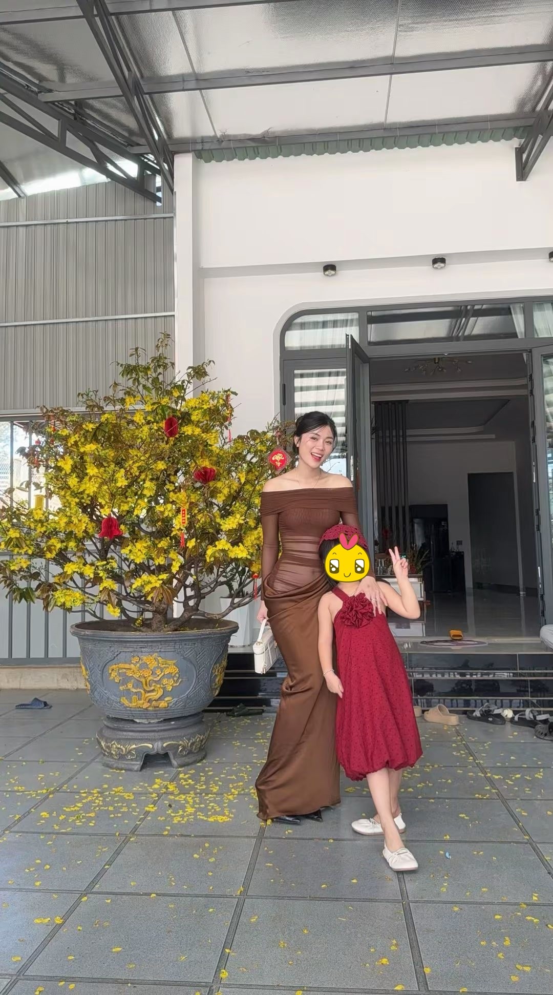 Danh tính cô gái mặc váy xuyên thấu đi chúc Tết gây bùng nổ - Ảnh 3.