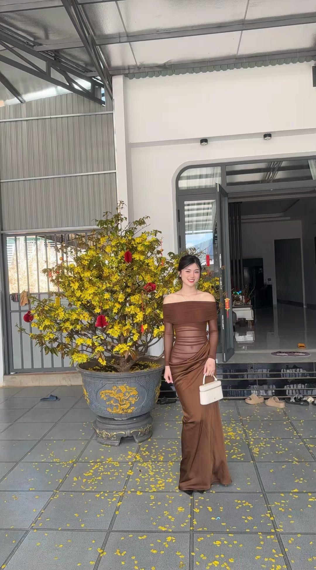 Danh tính cô gái mặc váy xuyên thấu đi chúc Tết gây bùng nổ - Ảnh 2.