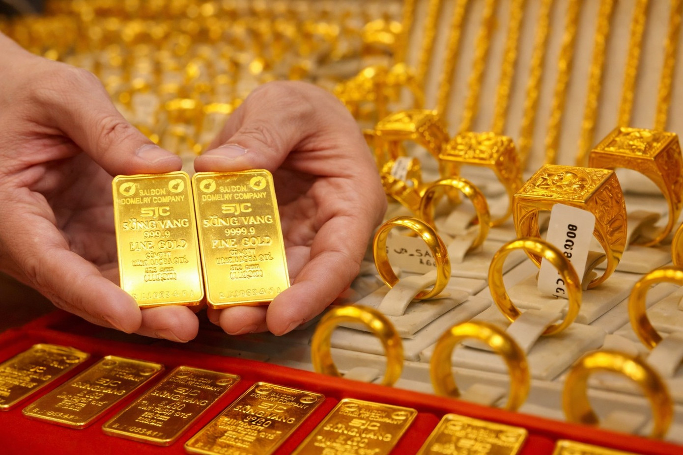 Giá vàng Việt Nam cao hơn thế giới gần 24 triệu đồng/lượng- Ảnh 1.