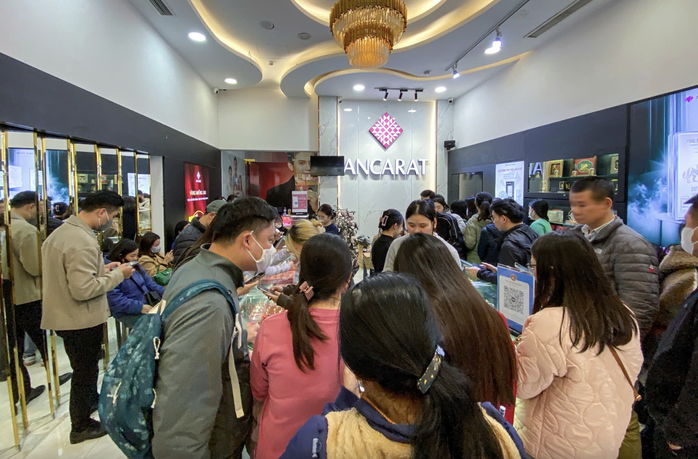 Tại sao người dân xếp hàng mua bạc dù giá bạc giảm mạnh tại Việt Nam 2026 - Ảnh 2.