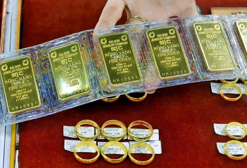 Giá vàng giảm mạnh chỉ còn hơn 160 triệu/cây: Người tranh thủ đi mua phải biết điều này để không mất công - Ảnh 1.