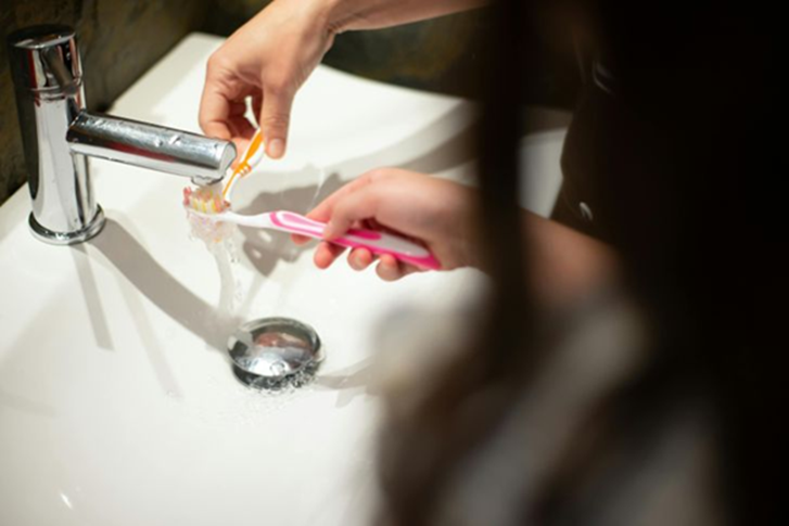 Trước khi đánh răng có cần làm ướt bàn chải không? Nha sĩ lên tiếng: Đa số chúng ta đã làm sai- Ảnh 3.