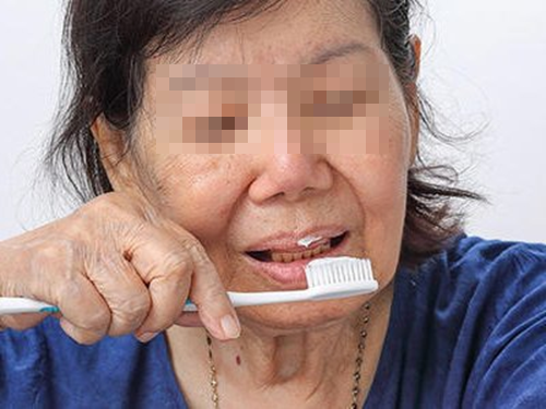 Người phụ nữ 50 tuổi nhất quyết đánh răng bằng nước muối pha loãng, 1 năm sau kết quả gây chấn động- Ảnh 1.