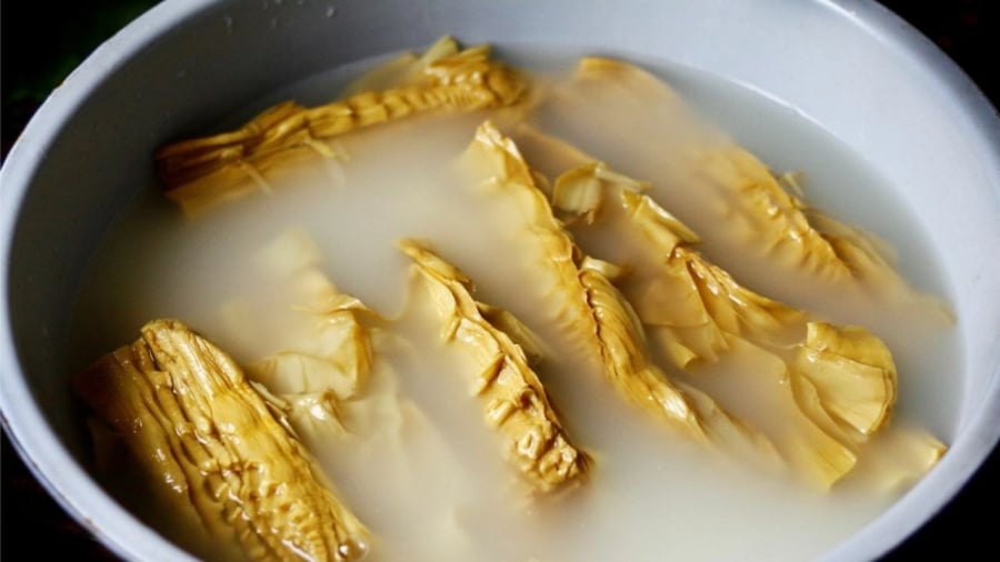 Bạn nên ngâm măng trong nước sạch hoặc nước vo gạo ít nhất 5-6 tiếng.