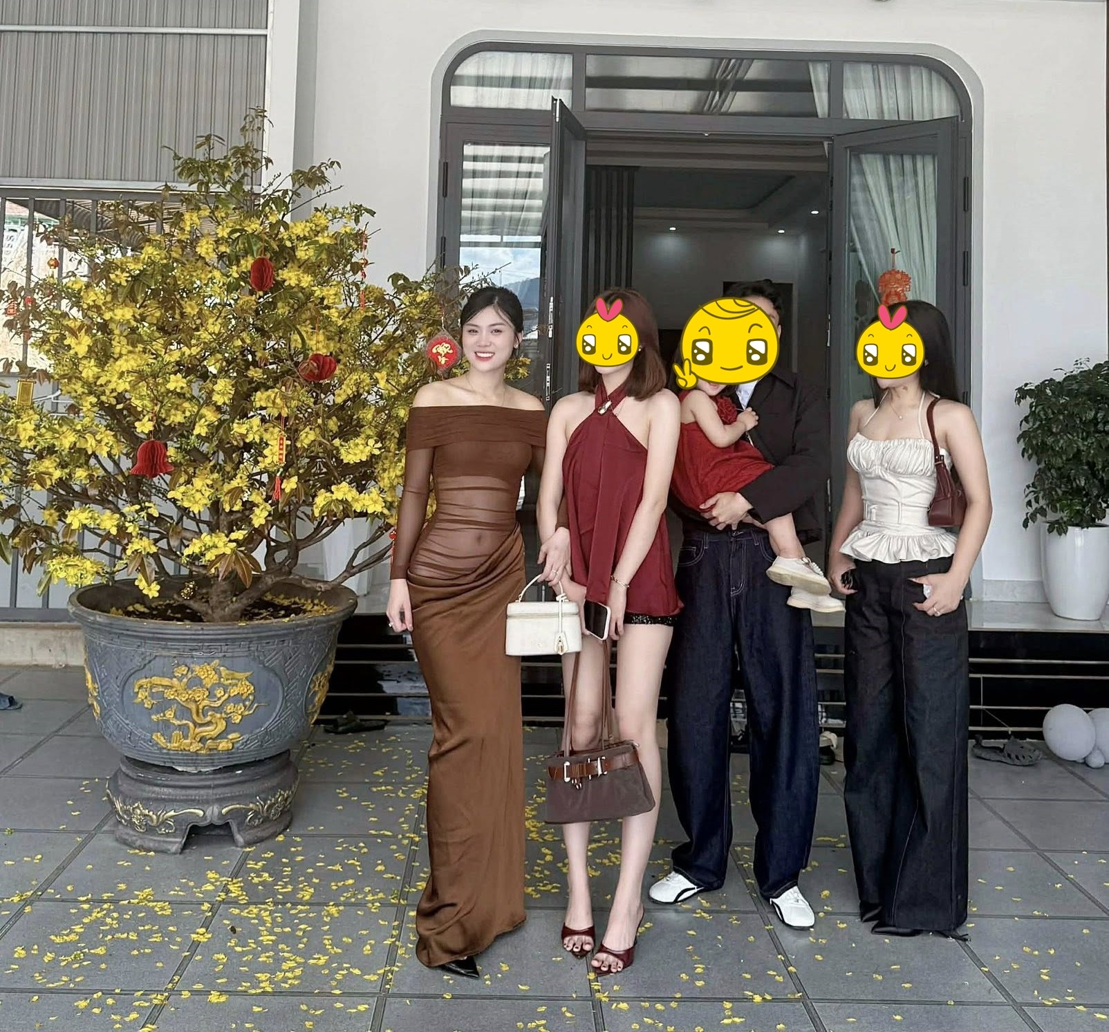 Danh tính cô gái mặc váy xuyên thấu đi chúc Tết gây bùng nổ - Ảnh 4.