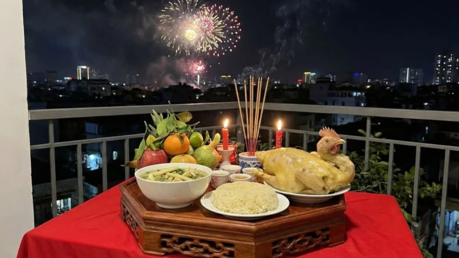 Vào đêm giao thừa, gia chủ cần chuẩn bị hai lễ cúng, một lễ cúng đặt lên bàn thờ gia tiên, một mâm cúng để ở ngoài trời.