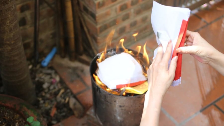 Khi thực hiện lễ hóa vàng kết thúc những ngày Tết, gia chủ có thể tham khảo bài văn khấn dưới đây.