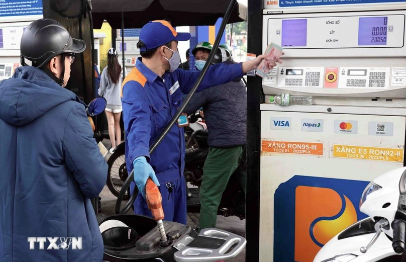 Giá xăng dầu hôm nay (13-3): Tăng vọt khi Iran tiếp tục đóng cửa eo biển Hormuz