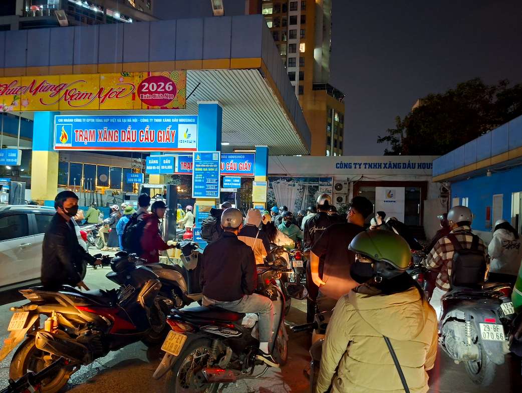 Dòng người cùng xe máy nối đuôi nhau kéo dài từ khu vực trụ bơm ra sát mép đường. Ảnh: Tuyết Lan 