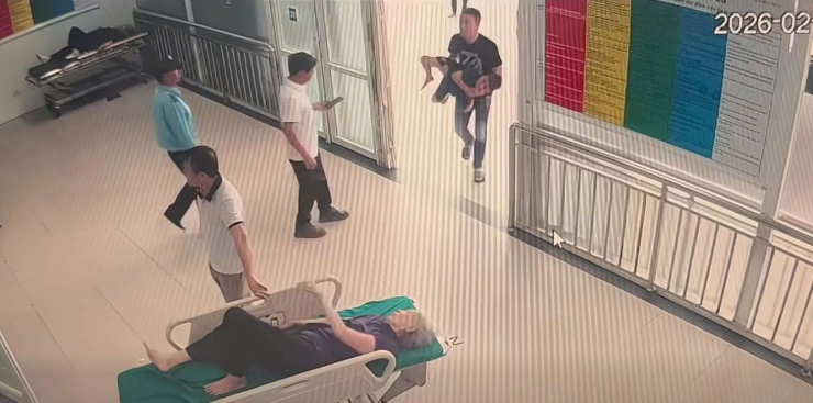 Tại khoa Cấp cứu, cháu bé được xử lý dị vật kịp thời và dần ổn định. Khi thấy cháu qua cơn nguy kịch. Ảnh cắt từ clip.