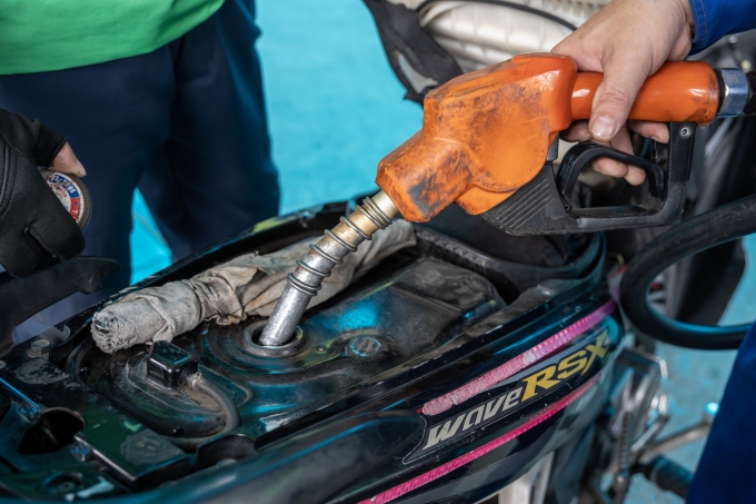 Nhân viên bơm nhiên liệu tại một cửa hàng xăng dầu, ngày 7/3. Ảnh: Giang Huy