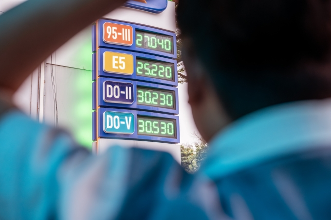 Bảng niêm yết giá xăng dầu tại một điểm bán lẻ, ngày 7/3. Ảnh: Giang Huy