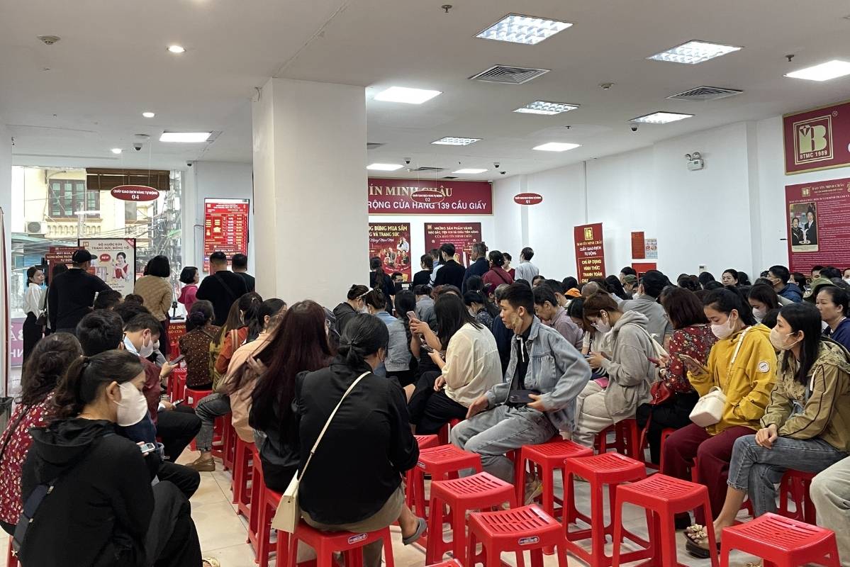 Hàng ghế trống dành cho những khách hàng mới đến, thứ tự giao dịch từ trái sang phải. Ảnh: Hạ Linh 