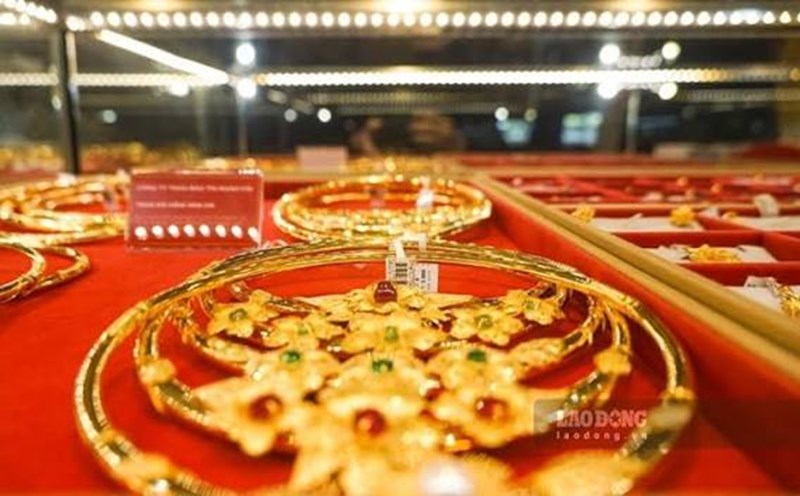 Giá vàng bất ngờ giảm mạnh dù căng thẳng Trung Đông leo thang, khi dòng tiền toàn cầu chuyển sang nắm giữ USD và tăng dự trữ tiền mặt. Ảnh: Khương Duy