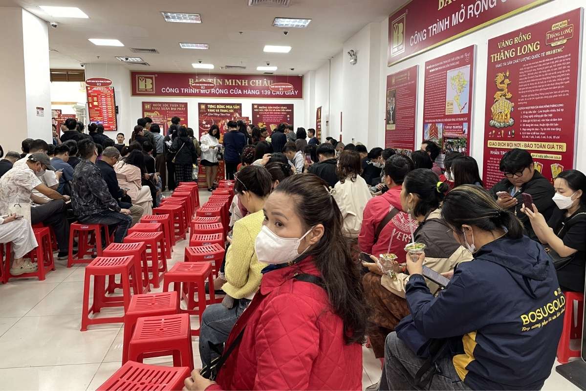 Những hàng chờ mới tiếp tục được đẩy lên, chờ mua vào vàng nhẫn. Ảnh: Thanh Vân 