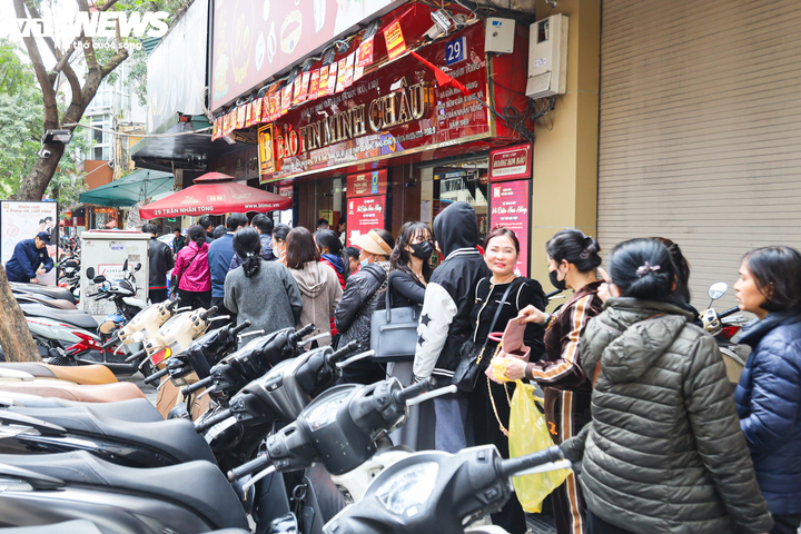 Người dân xếp hàng dài chờ mua vàng tại cơ sở của Bảo Tín Minh Châu ở Hà Nội.
