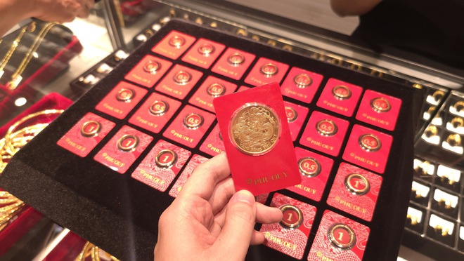 Giá vàng Bảo Tín Minh Châu neo cao nhất thị trường trước giờ mở cửa trở lại - Ảnh 1.