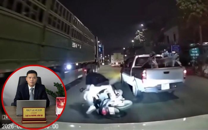  Cú ép bất ngờ, chỉ cần người điều khiển xe máy lệch lái thêm chút nữa thì sự việc đau lòng sẽ xảy ra 