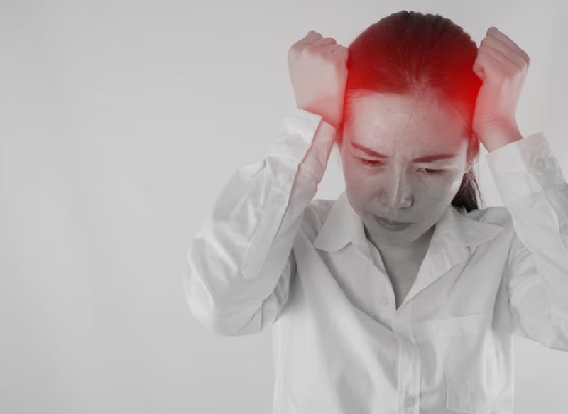 Đau đầu đến đột ngột như một nhát dao đâm, tập trung ở một vùng hoặc lan tỏa toàn bộ đầu. Hãy cảnh giác vơi cơn đột quỵ có thể đến. (Ảnh minh họa)