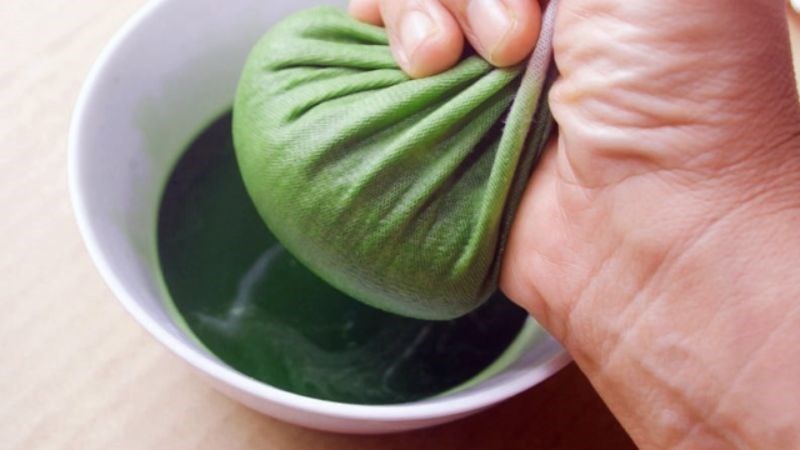 Giã nát tầm bóp và chắt lấy nước đắp lên phần da bị mụn