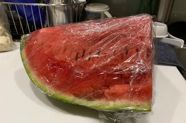 Bác sĩ chỉ ra sai lầm khi sử dụng màng bọc thực phẩm tăng nguy cơ ung thư, trẻ dậy thì sớm - Ảnh 3.